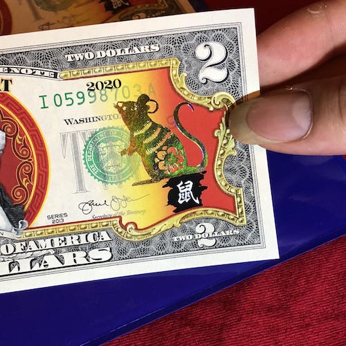 Nếu bạn đang tìm kiếm một đồng tiền độc đáo, đó chính là tiền hai USD. Với hình ảnh quốc kỳ Mỹ và Đại bàng bay trên mặt trước, đồng tiền này được lấy cảm hứng từ quốc ca Mỹ với thông điệp về sự tự do và hy vọng trong tương lai. Hãy chiêm ngưỡng những chi tiết tuyệt vời trên đồng tiền này để cảm nhận sự đặc biệt của nó.